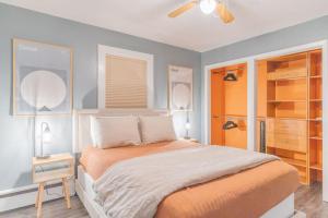 a bedroom with a bed with an orange and white bedspread at Taku's Contemporary & Stylish Private Retreat in Fairbanks