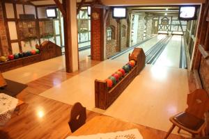 a bowling alley with pins and balls on the lanes at Braugut Hartmannsdorf in Hartmannsdorf