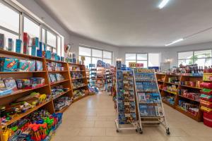 Supermarket nebo jiné obchody v  hotelu nebo okolí
