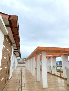 un edificio vacío con vistas al balcón en Hans Inn Batam, en Nagoya