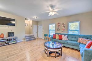ein Wohnzimmer mit einem blauen Sofa und einem Tisch in der Unterkunft Lovely East Point Home Less Than 8 Mi to Downtown ATL in Atlanta