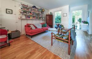 sala de estar con sofá rojo y sillas en 4 Bedroom Nice Home In Limhamn en Malmö
