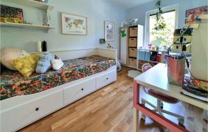 Un dormitorio con una cama con almohadas. en 4 Bedroom Nice Home In Limhamn en Malmö