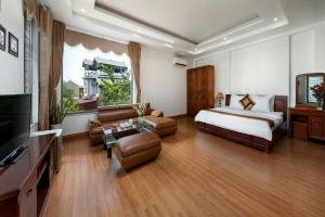 um quarto de hotel com uma cama e uma televisão em Airport Transit Hotel em Hanói