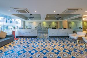 una hall con divani e una reception in un edificio di REPUBLIC INN a Tirupati