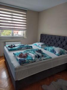 une chambre avec deux lits et une fenêtre dans l'établissement LNB Lux, à Doboj