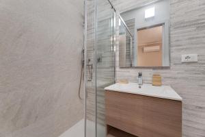 y baño con lavabo y ducha. en Vogue Suites Rome en Roma