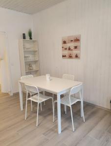 a white table and chairs in a room at Ferienwohnung in Gersheim / bis 4 Personen in Gersheim