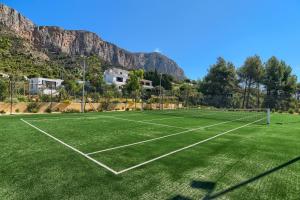 Tenis a/nebo squash v ubytování Sunset Villa Javea with private pool,tennis and padel court nebo okolí