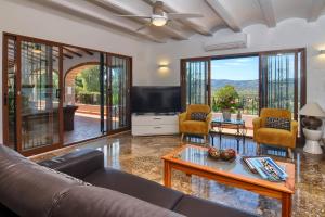 TV a/nebo společenská místnost v ubytování Sunset Villa Javea with private pool,tennis and padel court