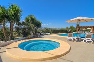 Bazén v ubytování Sunset Villa Javea with private pool,tennis and padel court nebo v jeho okolí
