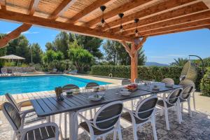 Bazén v ubytování Sunset Villa Javea with private pool,tennis and padel court nebo v jeho okolí