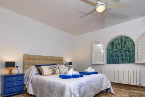 Postel nebo postele na pokoji v ubytování Sunset Villa Javea with private pool,tennis and padel court