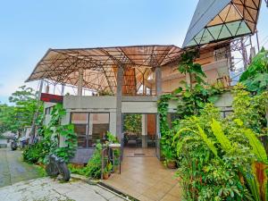 a building with a roof with plants at Super OYO Capital O 91810 Hotel Balebat 2 in Bandung