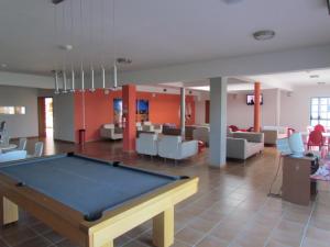 uma mesa de bilhar no meio de um quarto em HI Portimão - Pousada de Juventude em Portimão