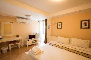 Postel nebo postele na pokoji v ubytování Triple Palms House + 37 fotografií