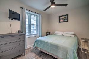 Un dormitorio con una cama y una cómoda con televisión. en Wildwood Ground-Floor Condo with Community Pool, en Wildwood 18 fotos más