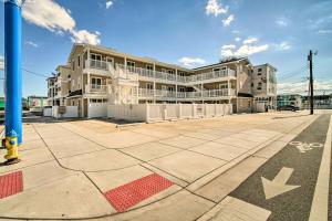 Un gran edificio de apartamentos en una calle con una flecha. en Wildwood Ground-Floor Condo with Community Pool, en Wildwood