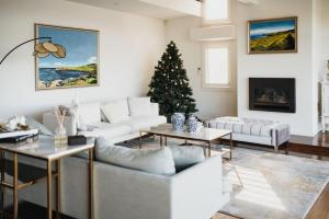 una sala de estar con un árbol de Navidad. en 42 Loves Bay 5 Bedroom Sea cliff View House with Pool, en Kiama