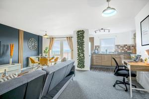 a living room with chairs and a dining room at City Centre Apartment with Free Parking, Balcony, Super-Fast Wifi and Smart TV with Netflix by Yoko Property in Northampton