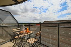 En balkong eller terrasse på City Centre Apartment with Free Parking, Balcony, Super-Fast Wifi and Smart TV with Netflix by Yoko Property