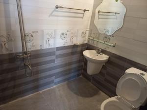 uma casa de banho com um WC e um lavatório em Retreat Home Bản Dọi Mộc Châu em Mộc Châu