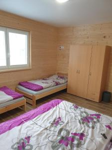 Zimmer mit 2 Betten und 2 Schränken in der Unterkunft ChataTrucovna, wellness,sauna, vířivka,klid,relax, in Lipová-lázně