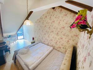 Postel nebo postele na pokoji v ubytování Tatin - Hotel & Café in Mtskheta