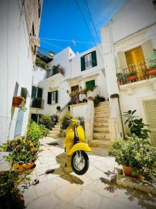 a yellow scooter parked in front of a building at Dimora Ketty in Noci