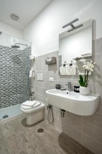A bathroom at Rhome Guest House Még 35 kép