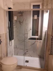 a bathroom with a toilet and a glass shower at RaffaelloElegante appartamento ideale casa vacanze affari in Milan