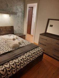 1 dormitorio con 1 cama y vestidor en RaffaelloElegante appartamento ideale casa vacanze affari, en Milán