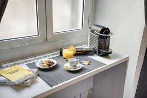 - un petit-déjeuner servi sur une table dans une chambre d'hôtel dans l'établissement Rhome Guest House, à Rome