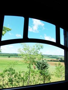 una ventana con vistas a un campo en Roulotte accès privatif spa en Pauilhac