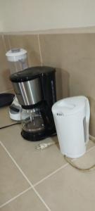 a coffee maker and a blender on a counter at Cabinas Coconut Grove in Puerto Viejo