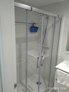 een douche met een glazen deur in de badkamer bij Brisas del Medano in El Médano