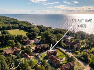 SEA SALT home - Karkle - by Hello Sea homes في كاركلي: اطلالة جوية على منزل بجانب الماء