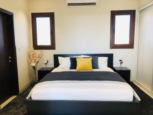 מיטה או מיטות בחדר ב-1-Bedroom in Forest Island & Oceanside View