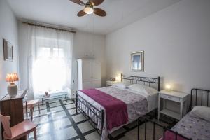 1 dormitorio con 1 cama y ventilador de techo en Living in San Peter, en Roma