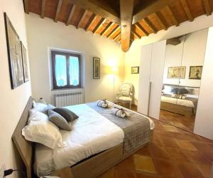 a bedroom with a large bed in a room at A duecento passi- comfort nel cuore della Toscana in San Giovanni Valdarno