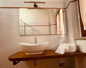 a bathroom with a sink and a mirror at A duecento passi- comfort nel cuore della Toscana in San Giovanni Valdarno