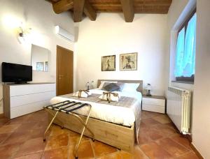 sypialnia z dużym łóżkiem i telewizorem w obiekcie A duecento passi- comfort nel cuore della Toscana w mieście San Giovanni Valdarno