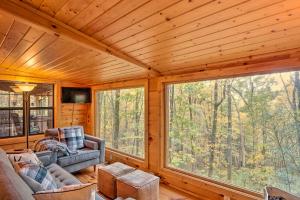 uma sala de estar com uma grande janela num chalé de madeira em Charming Blue Ridge Cabin with Deck and Grill! em Blue Ridge