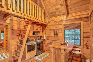 uma cozinha com uma escada num chalé de madeira em Charming Blue Ridge Cabin with Deck and Grill! em Blue Ridge
