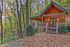 uma cabana de madeira na floresta com um alpendre em Charming Blue Ridge Cabin with Deck and Grill! em Blue Ridge
