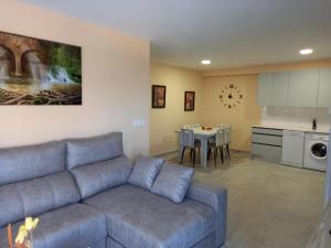 a living room with a couch and a kitchen and a table at la vall in Caserío Abdet