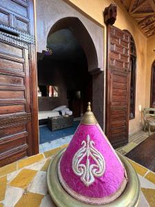 un objeto púrpura sobre una mesa en una habitación en Riad Rêves D'orient & Spa, en Marrakech