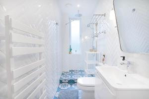 bagno bianco con lavandino e servizi igienici di Meadowbank Residence 3bed free parking a Edimburgo