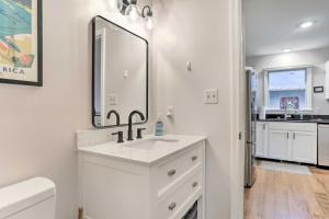 Ένα μπάνιο στο Lewes Cottage with Pool Access 10 Mi to Beach! +18 φωτογραφίες
