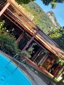 a house with a swimming pool and a mountain at Pousada Solar do Redentor in Rio de Janeiro